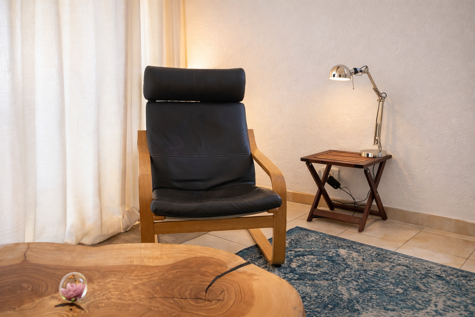 Fauteuil thérapeutique dans le cabinet de Stéphanie Hurstel, espace chaleureux et apaisant