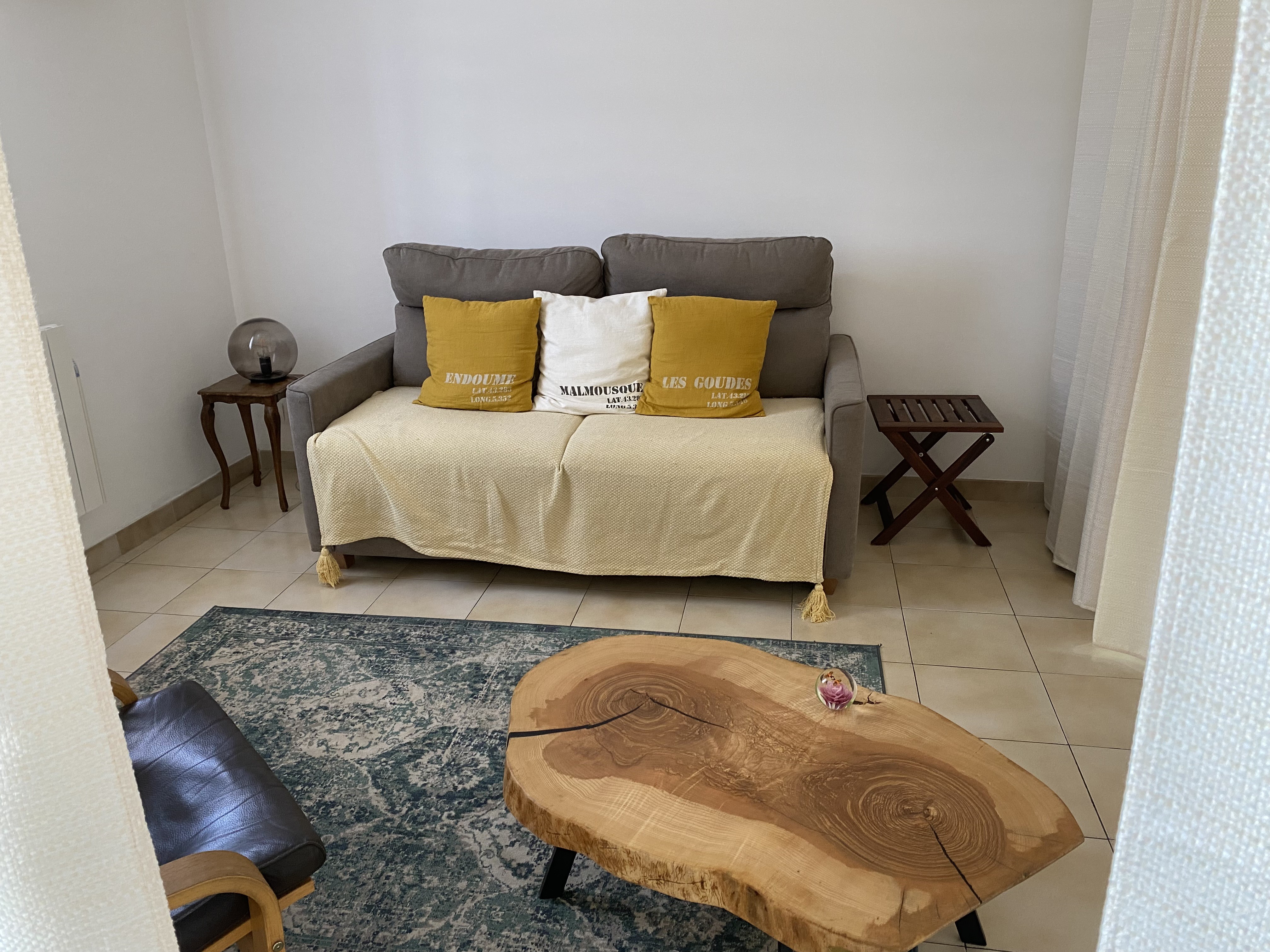 Cabinet de Stéphanie Hurstel – espace thérapeutique chaleureux avec canapé et fauteuil